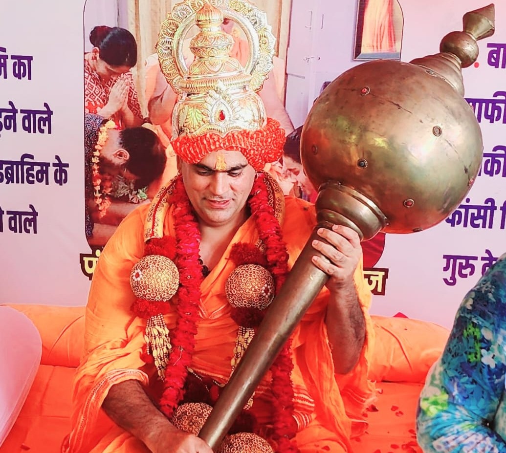 Controversial Hindu Seer Demands Moon to be Declared “Hindu Rashtra” After Chandrayaan Landing