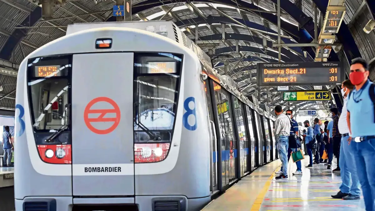 Viral Video Captures Heated Argument Over a Seat on Delhi Metro