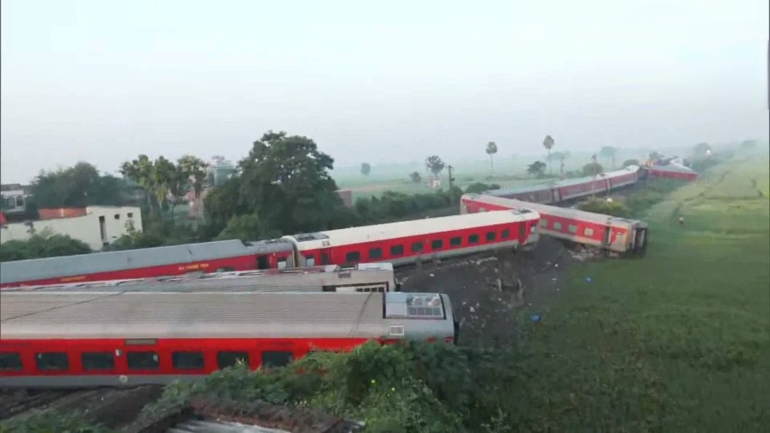 North East Express Train Derails in Bihar: 4 Dead and 30 Injured