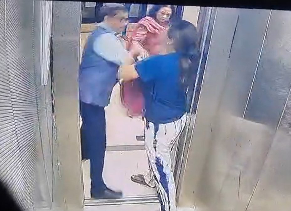 Viral Video: Retired IAS Officer and Couple in Noida Apartment Get into Heated Argument Over Bringing Pet Dog in Elevator