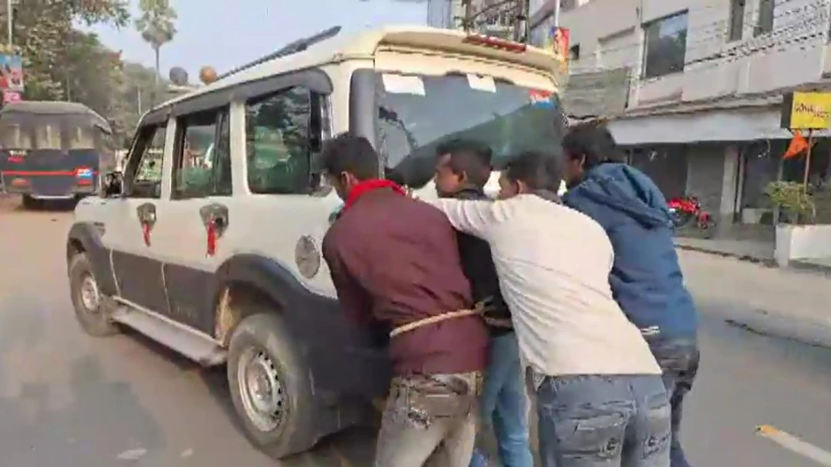 On Camera: Accused Forced to Push Bihar Police Vehicle to Court After It Ran Out of Fuel