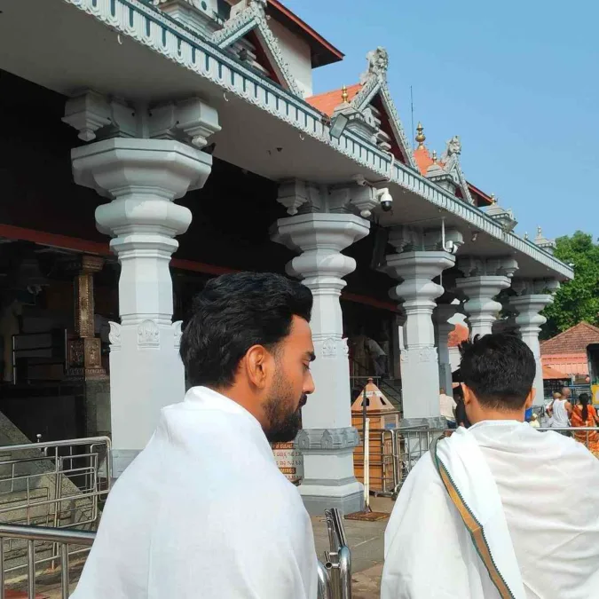 KL Rahul Seeks Blessings at Mahakaleshwar Temple Ahead of IPL 2024
