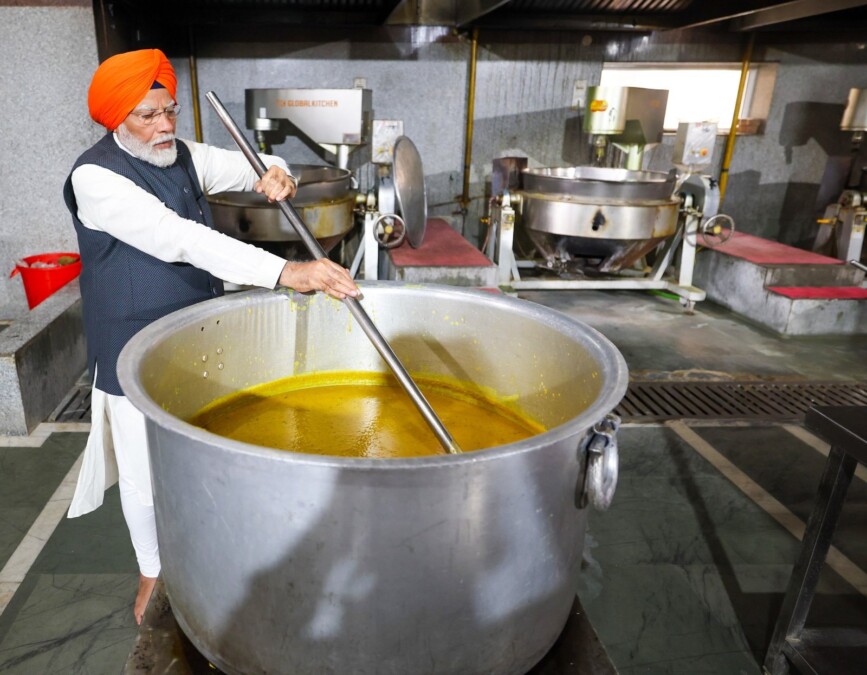 PM Modi Wears Saffron Turban, Serves Langar at Gurudwara Patna Sahib
