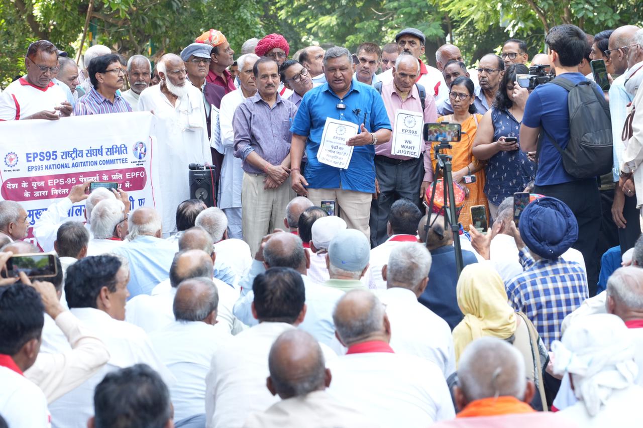EPS-95 Pensioners Stage Nationwide Protest for Justice