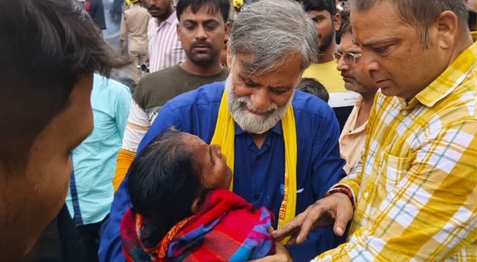 Darbhanga Cylinder Blast: Jan Suraj Candidate Rakesh Mishra Visits Victims, Urges Compassion Over Politics