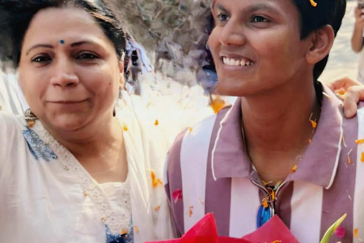 Residents of Katyayani Society, Dwarka, Give Heroic Welcome to World Cup Star Deepti Sharma