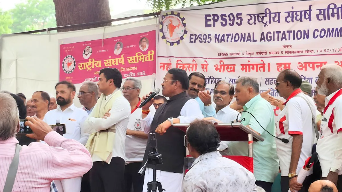 EPS-95 Pensioners Threaten EPFO Office Lockdown Over Pension Hike
