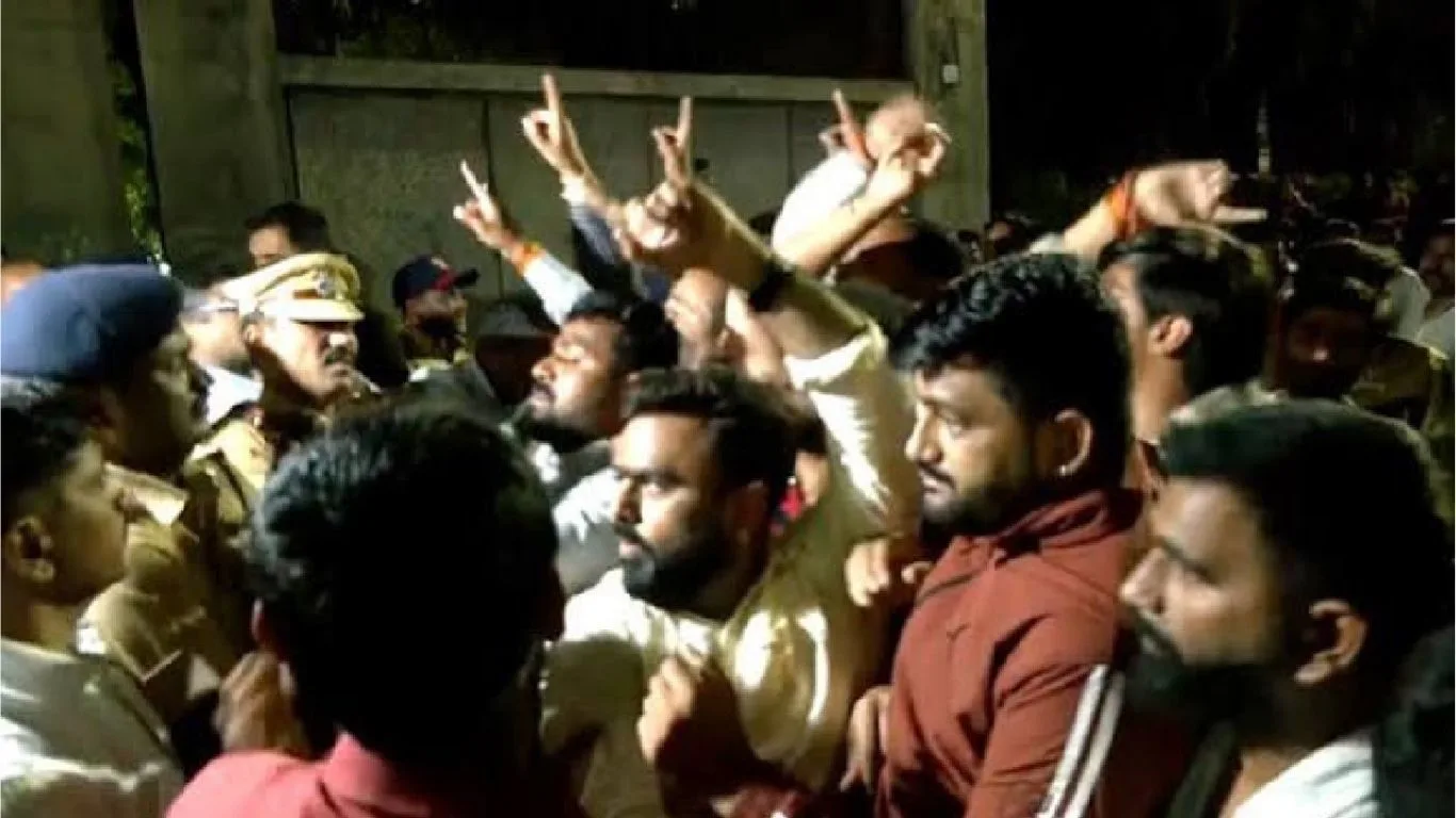 ABVP-NSUI Clash at COEP Hostel in Pune Ahead of Rahul Gandhi’s Chhatron Ki Goonj Event